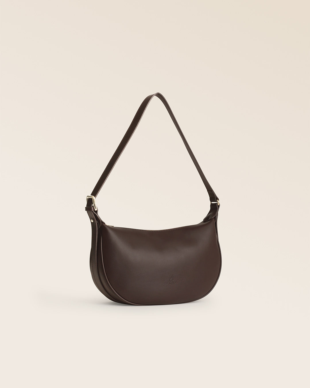 Notre sac Harper Renouard en cuir lisse ébène vu de quart en studio.