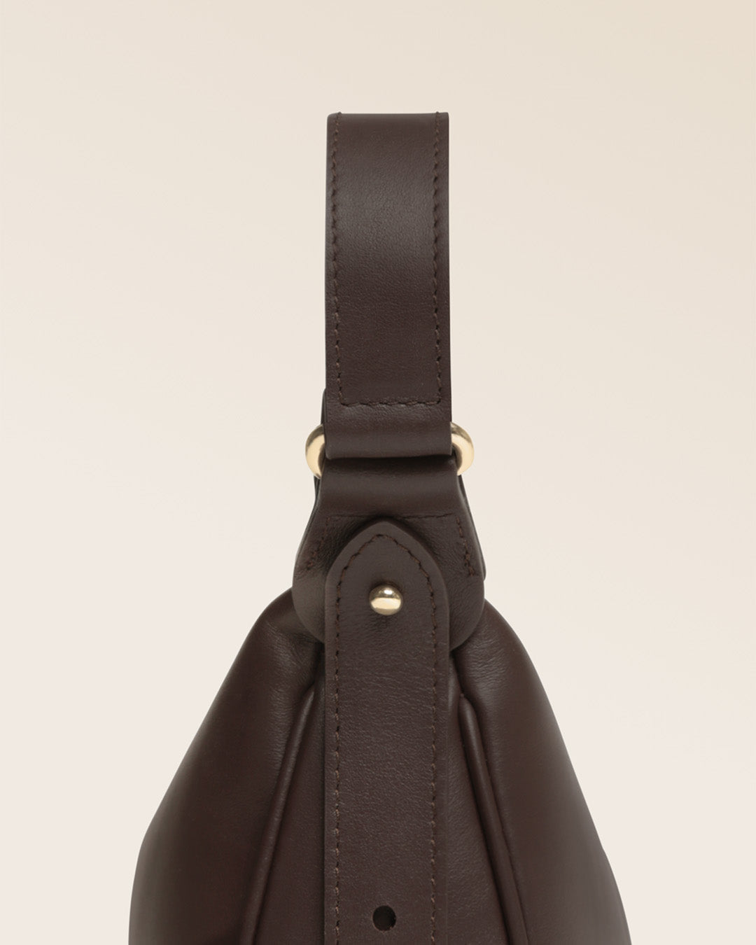 Notre sac Harper Renouard en cuir lisse ébène vu de près en studio.