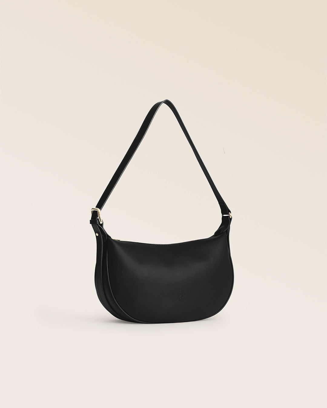 Notre sac Harper Renouard en cuir lisse noir, vu de quart en studio.