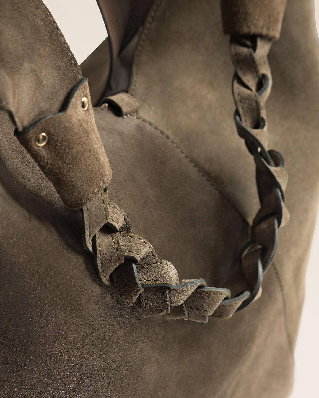 Notre sac Jade Renouard en cuir veau velours truffe, vu de près en studio.