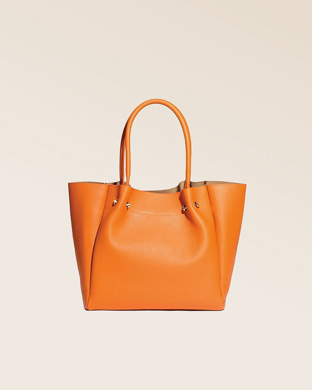 Notre sac Josepha en cuir façon vigogne orange vu de face en studio.