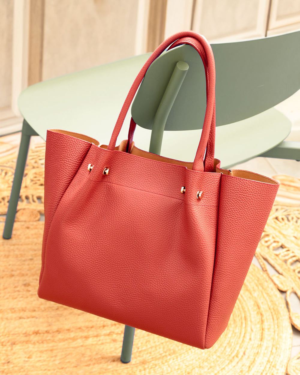 Notre sac Josepha en cuir façon vigogne terracotta vu de quart en ambiance.