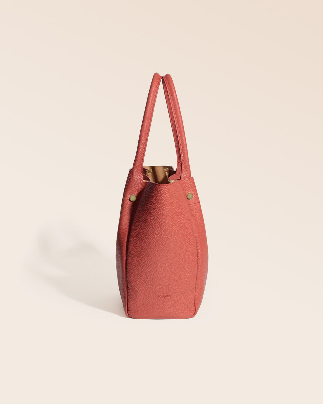 Notre sac Josepha en cuir façon vigogne terracotta vu de côté en studio.