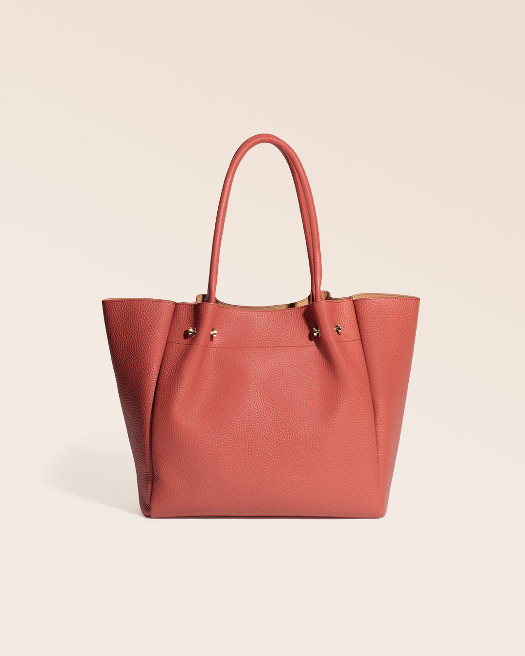 Notre sac Josepha en cuir façon vigogne terracotta vu de face en studio.