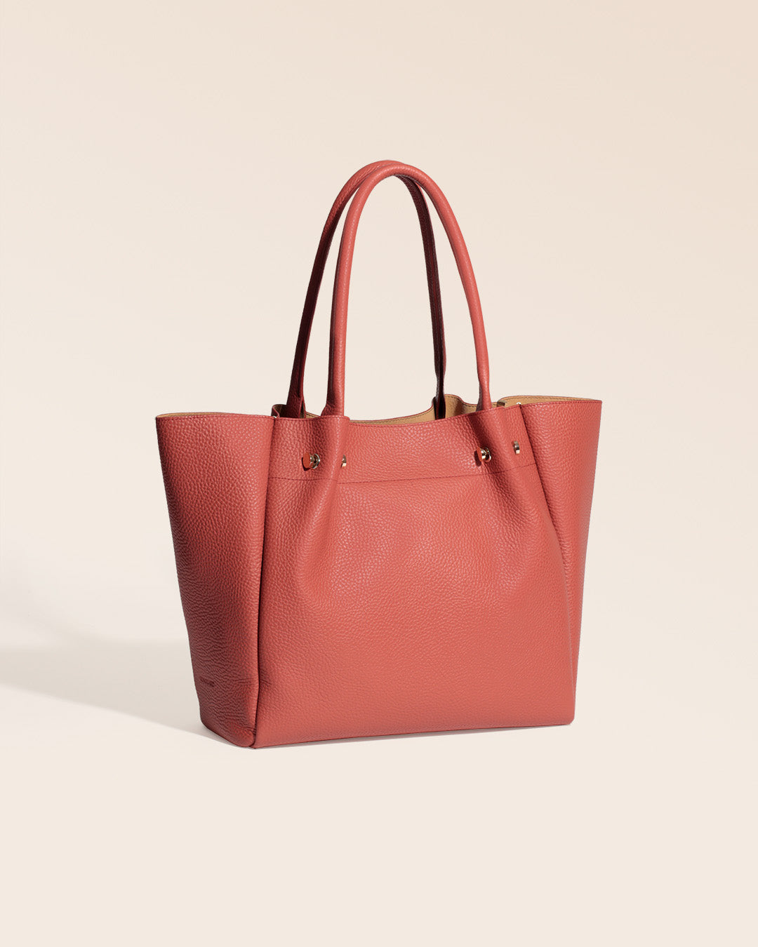 Notre sac Josepha en cuir façon vigogne terracotta vu de quart en studio.