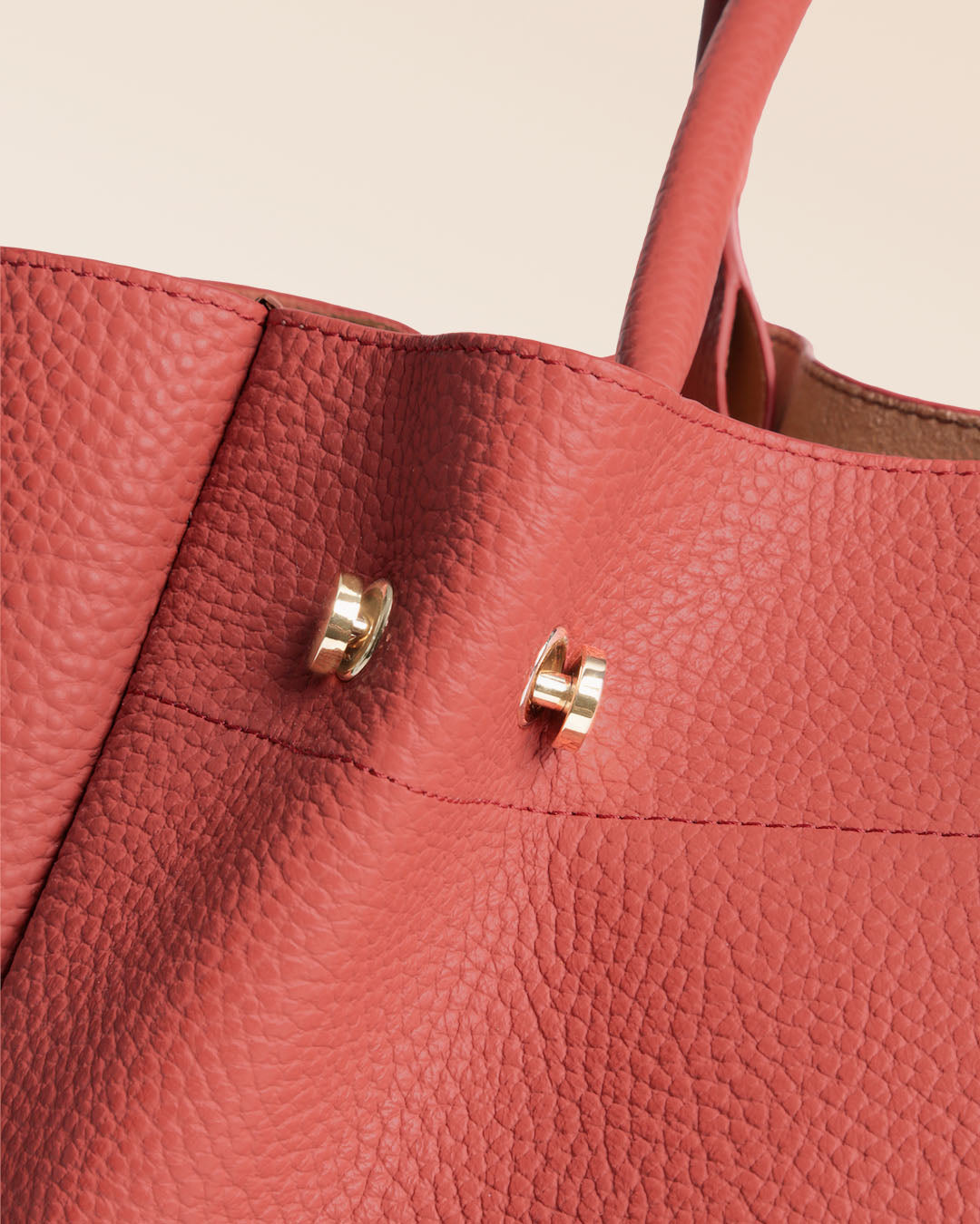 Notre sac Josepha en cuir façon vigogne terracotta vu en détail en studio.