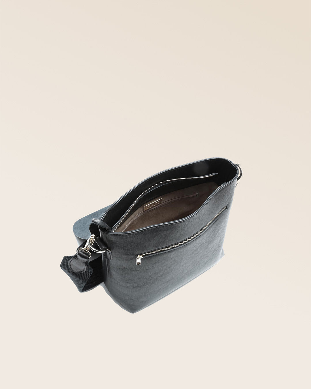 Notre sac Joy en cuir lisse noir vu du dessus.