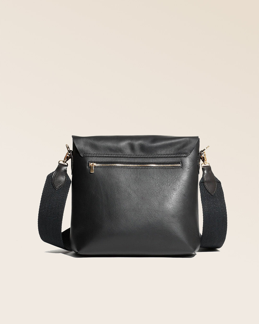 Notre sac Joy en cuir lisse noir vu de dos.