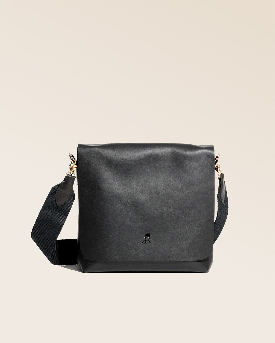 Notre sac Joy en cuir lisse noir vu de face.