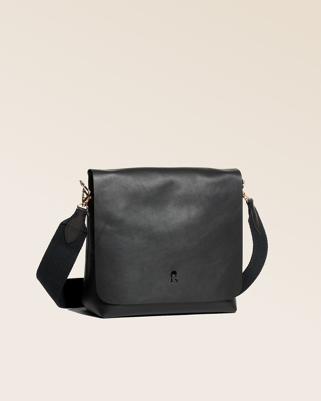 Notre sac Joy en cuir lisse noir vu de côté.