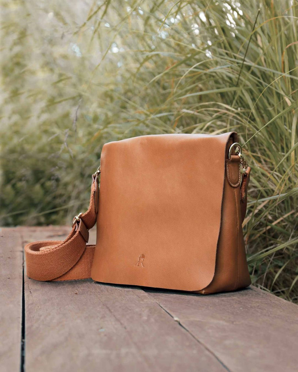 Notre sac Joy en cuir vintage camel vu de côté.
