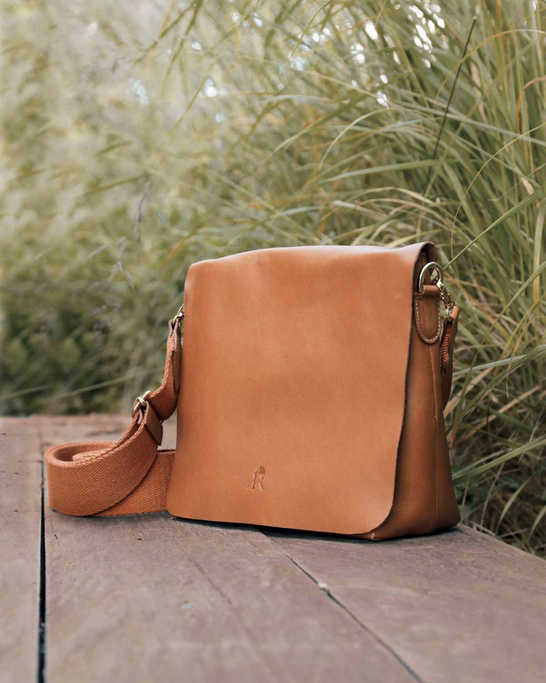 Notre sac Joy en cuir vintage camel vu de côté.