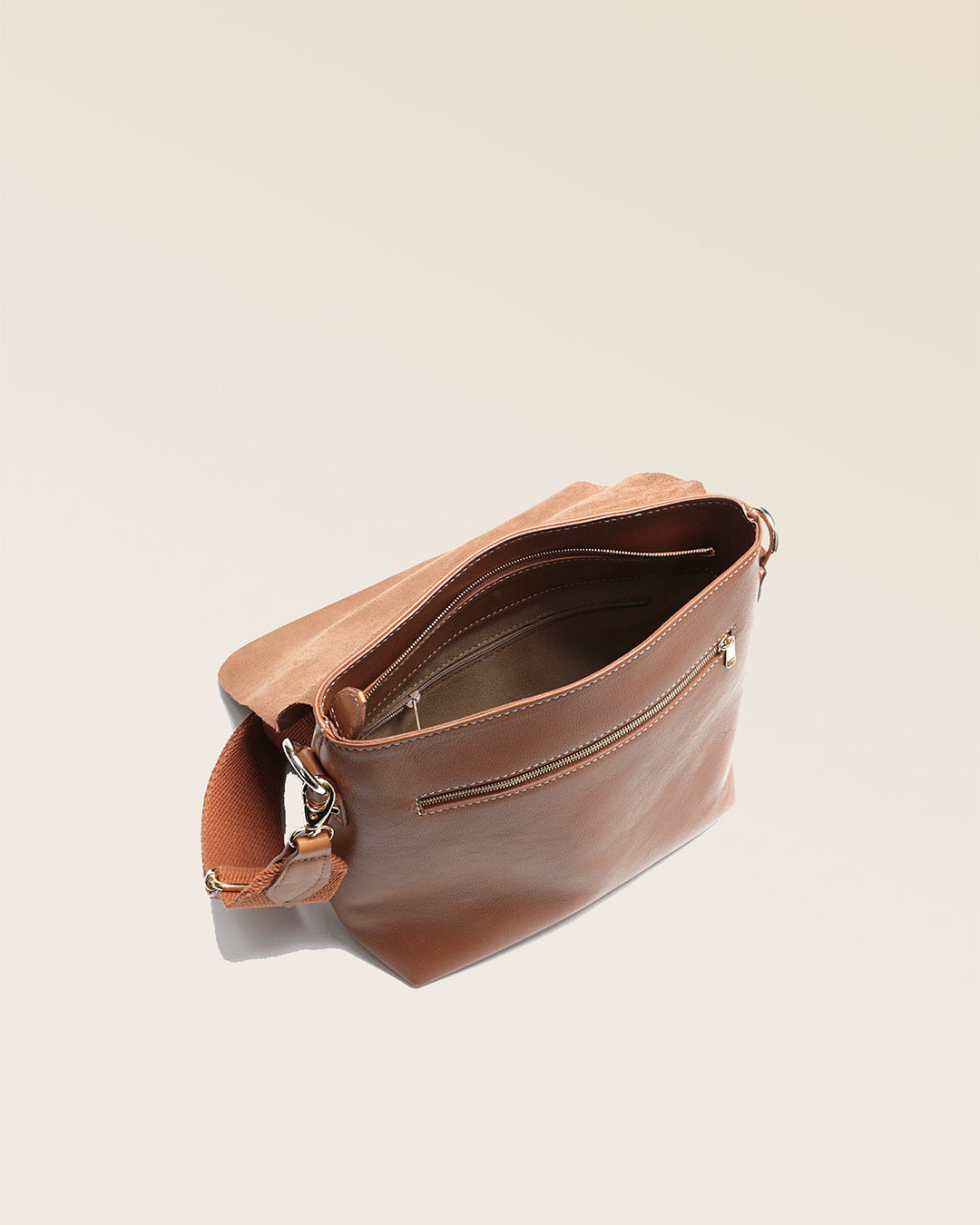 Notre sac Joy en cuir vintage camel vu du dessus.