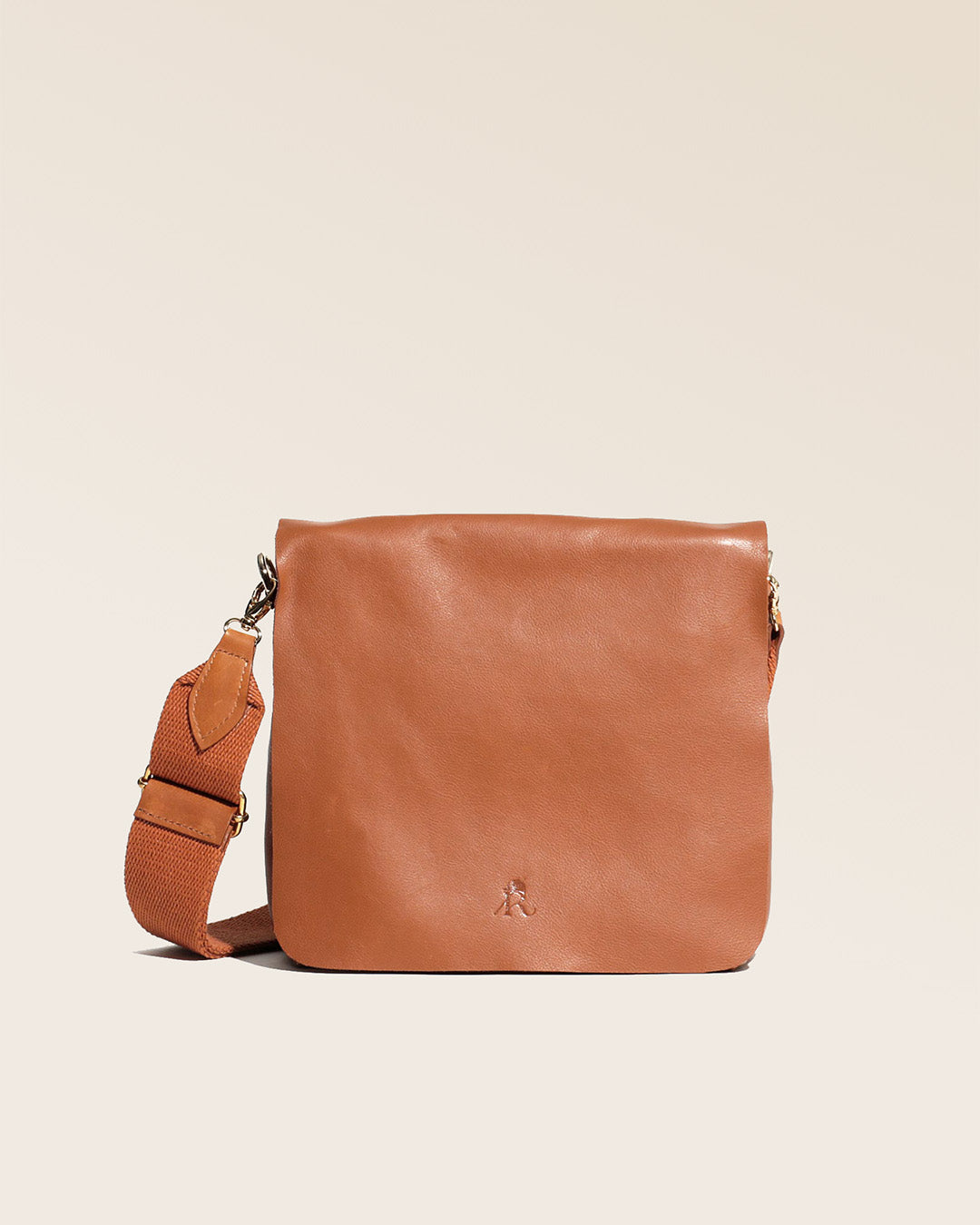 Notre sac Joy en cuir vintage camel vu de face.