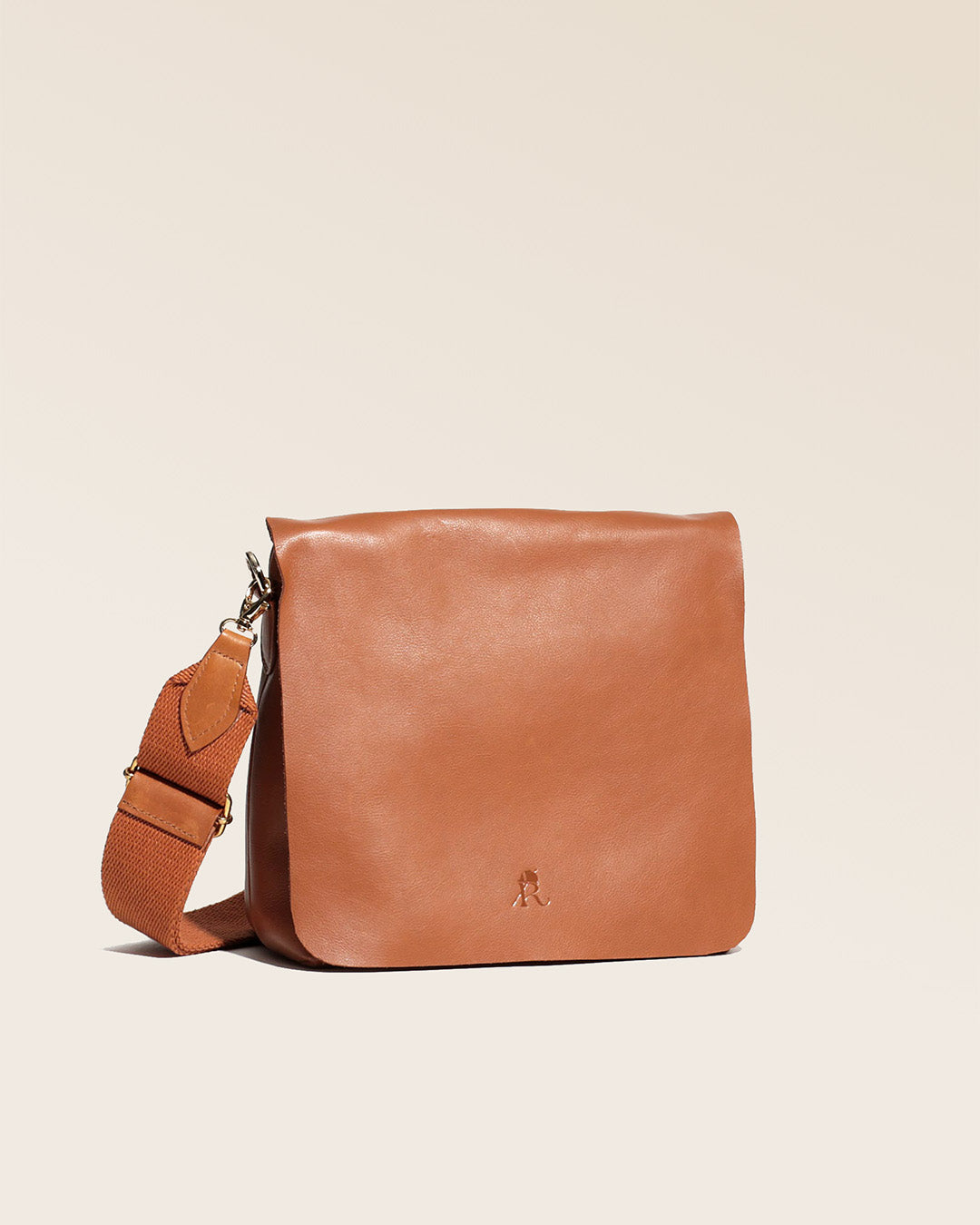 Notre sac Joy en cuir vintage camel vu de quart.
