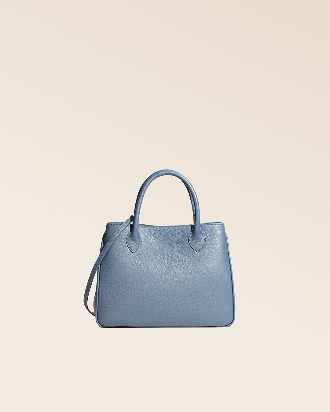Notre sac Ker Balmoral en cuir façon vigogne bleu cobalt vu de dos en studio.