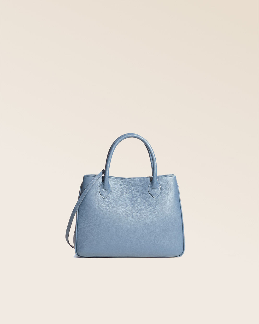 Notre sac Ker Balmoral en cuir façon vigogne bleu cobalt vu de face en studio.