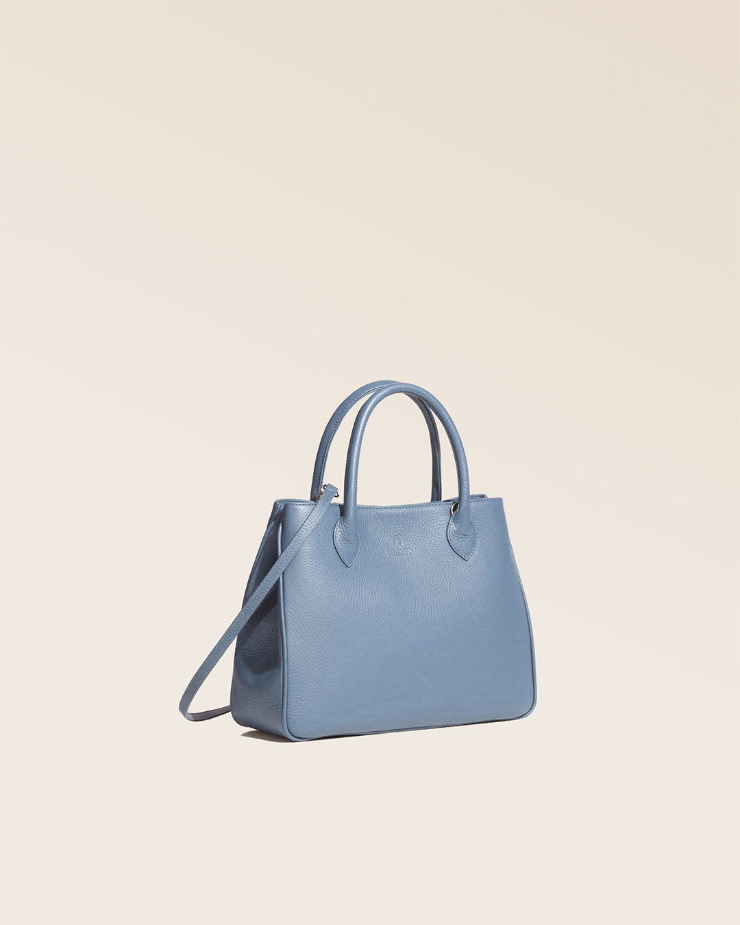 Notre sac Ker Balmoral en cuir façon vigogne bleu cobalt vu de quart en studio.