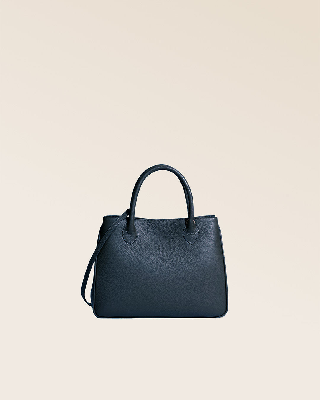 Notre sac Ker Balmoral en cuir façon vigogne bleu marine vu de dos en studio.