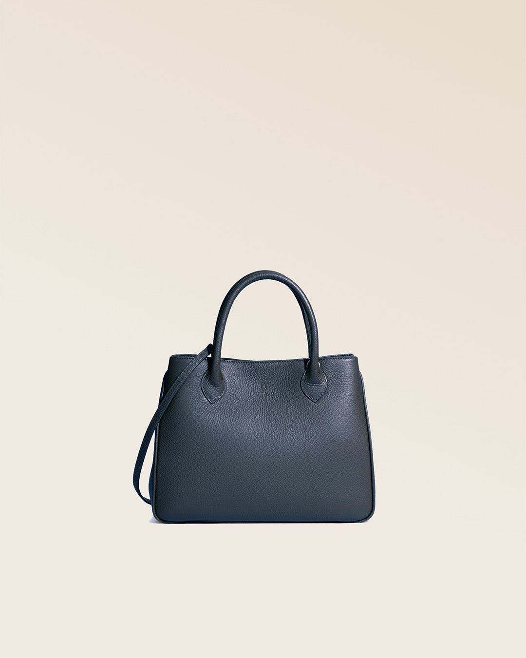 Notre sac Ker Balmoral en cuir façon vigogne bleu marine vu de face en studio.