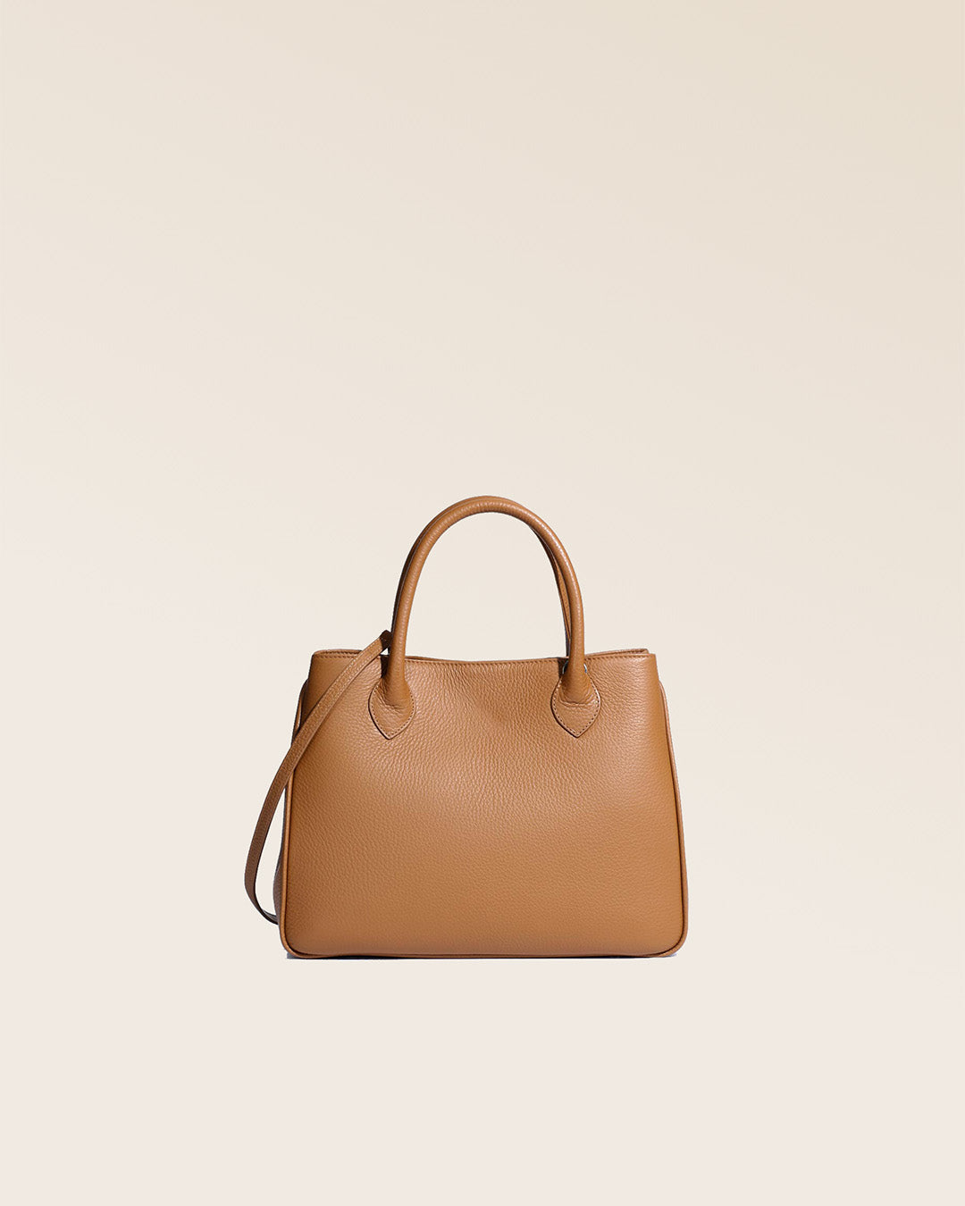 Notre sac Ker Balmoral en cuir façon vigogne fauve vu de dos en studio.