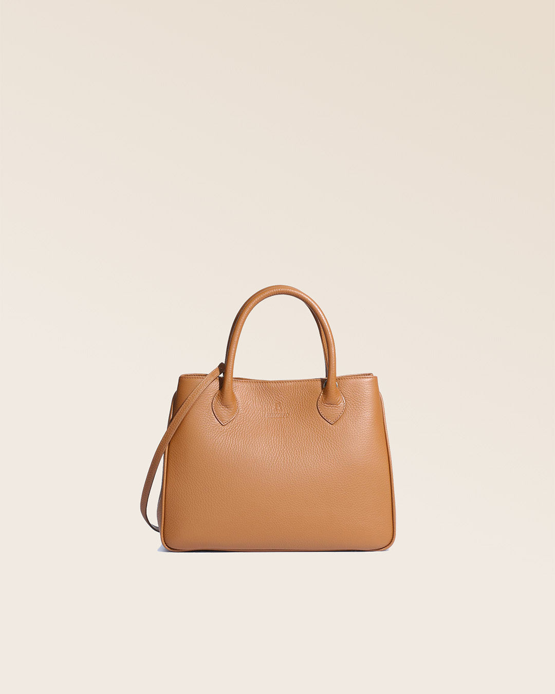 Notre sac Ker Balmoral en cuir façon vigogne fauve vu de face en studio.