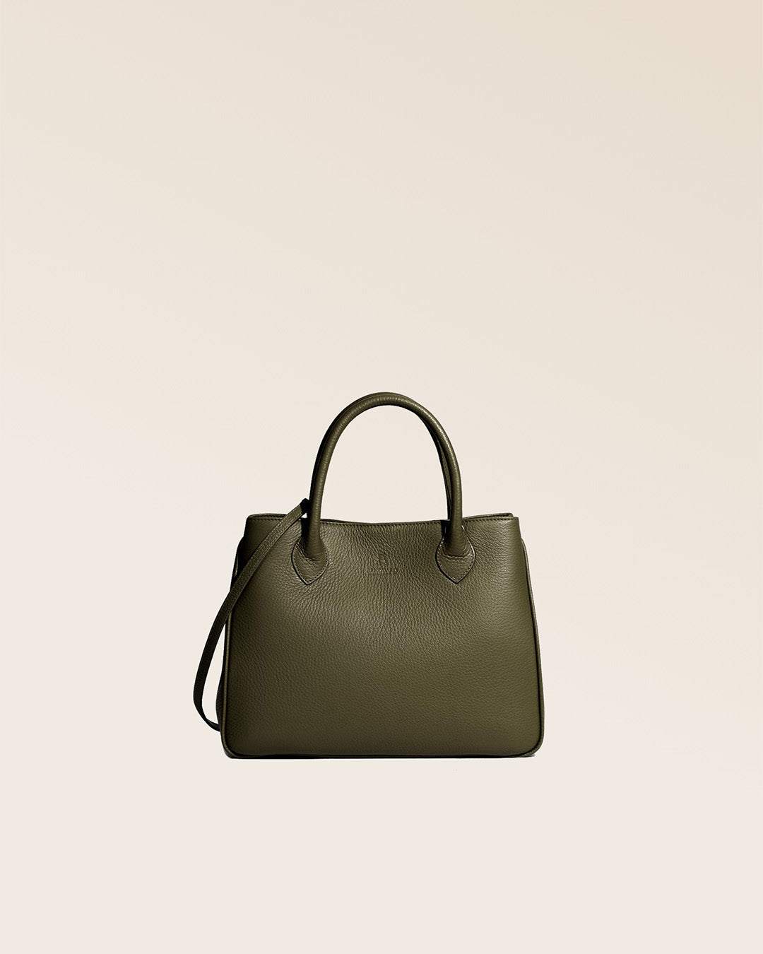 Notre sac Ker Balmoral en cuir façon vigogne kaki vu de face en studio.