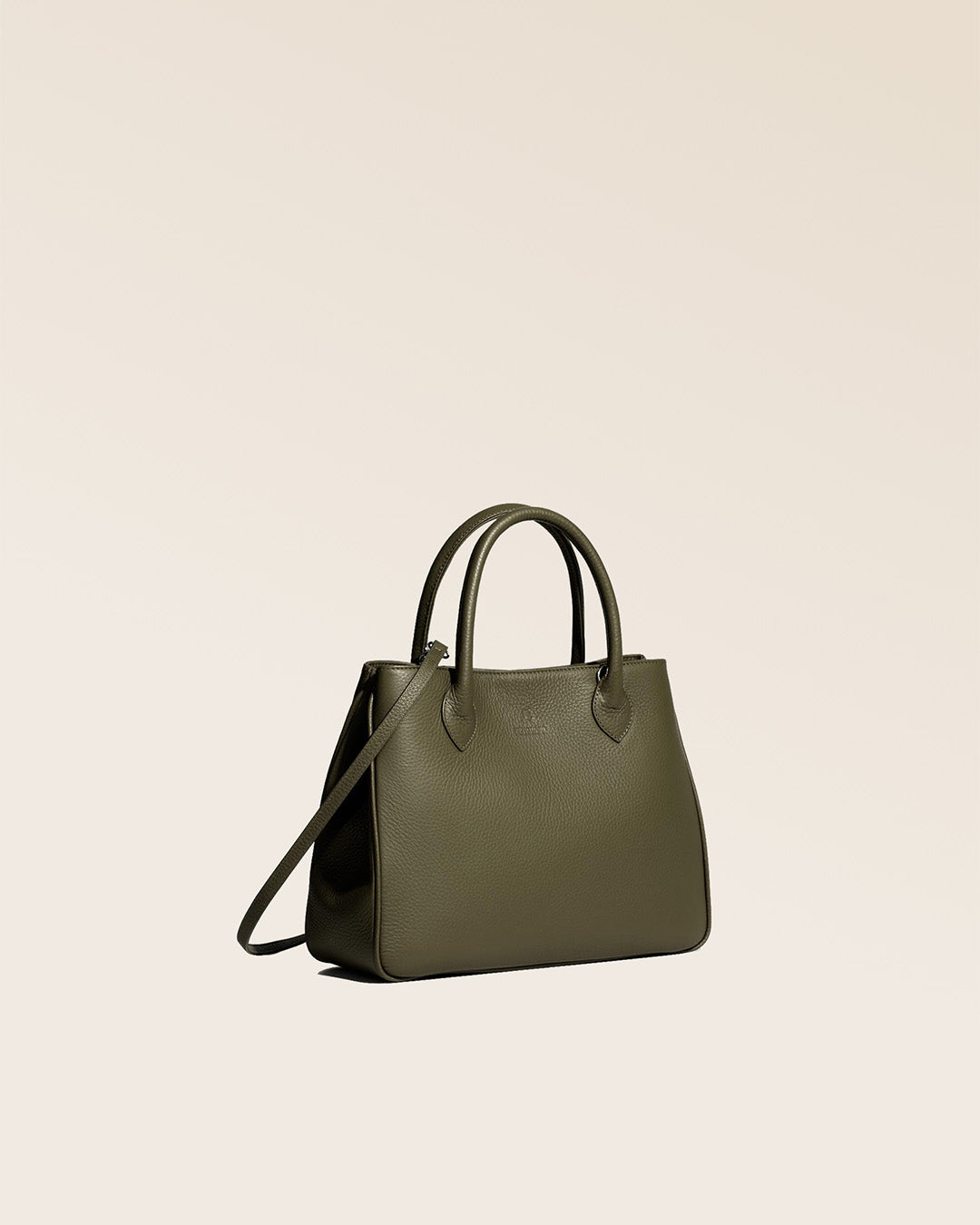 Notre sac Ker Balmoral en cuir façon vigogne kaki vu de quart en studio.