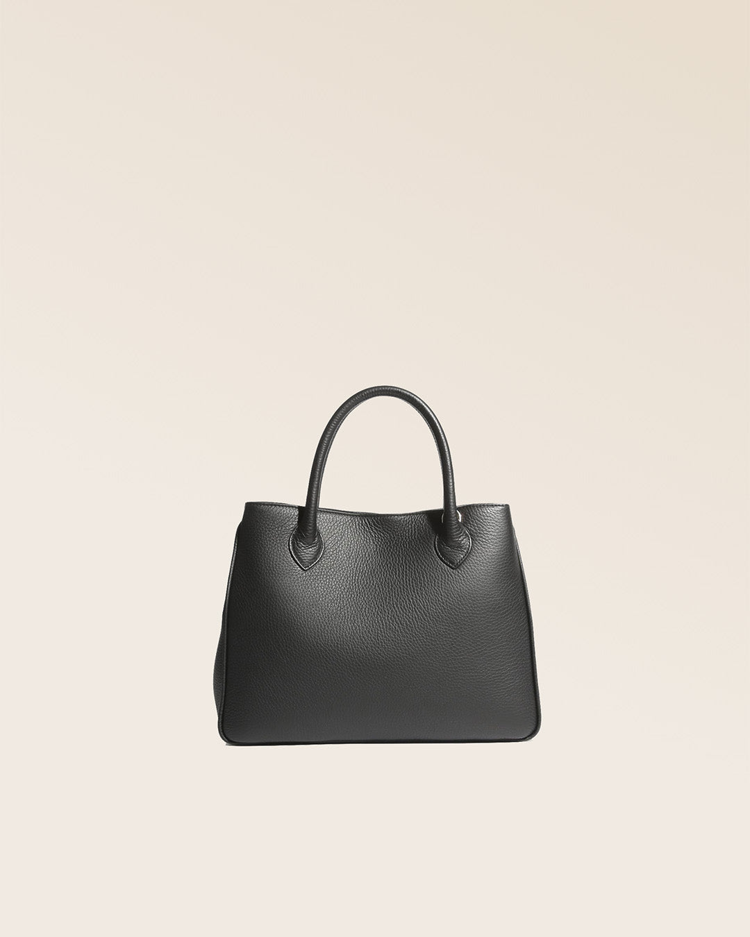 Notre sac Ker Balmoral en cuir façon vigogne noir vu de dos en studio.