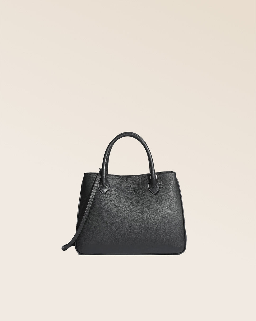 Notre sac Ker Balmoral en cuir façon vigogne noir vu de face en studio.