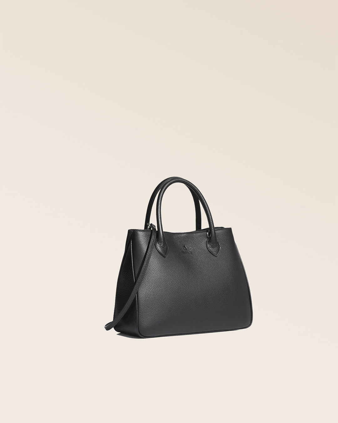 Notre sac Ker Balmoral en cuir façon vigogne noir vu de quart en studio.