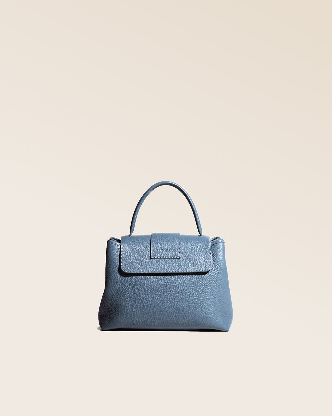 Notre sac Kimono en cuir façon vigogne bleu cobalt vu de dos en studio.