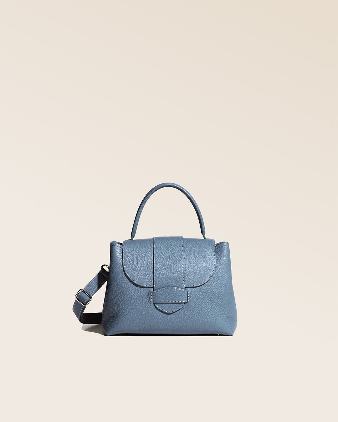 Notre sac Kimono en cuir façon vigogne bleu cobalt vu de face en studio.