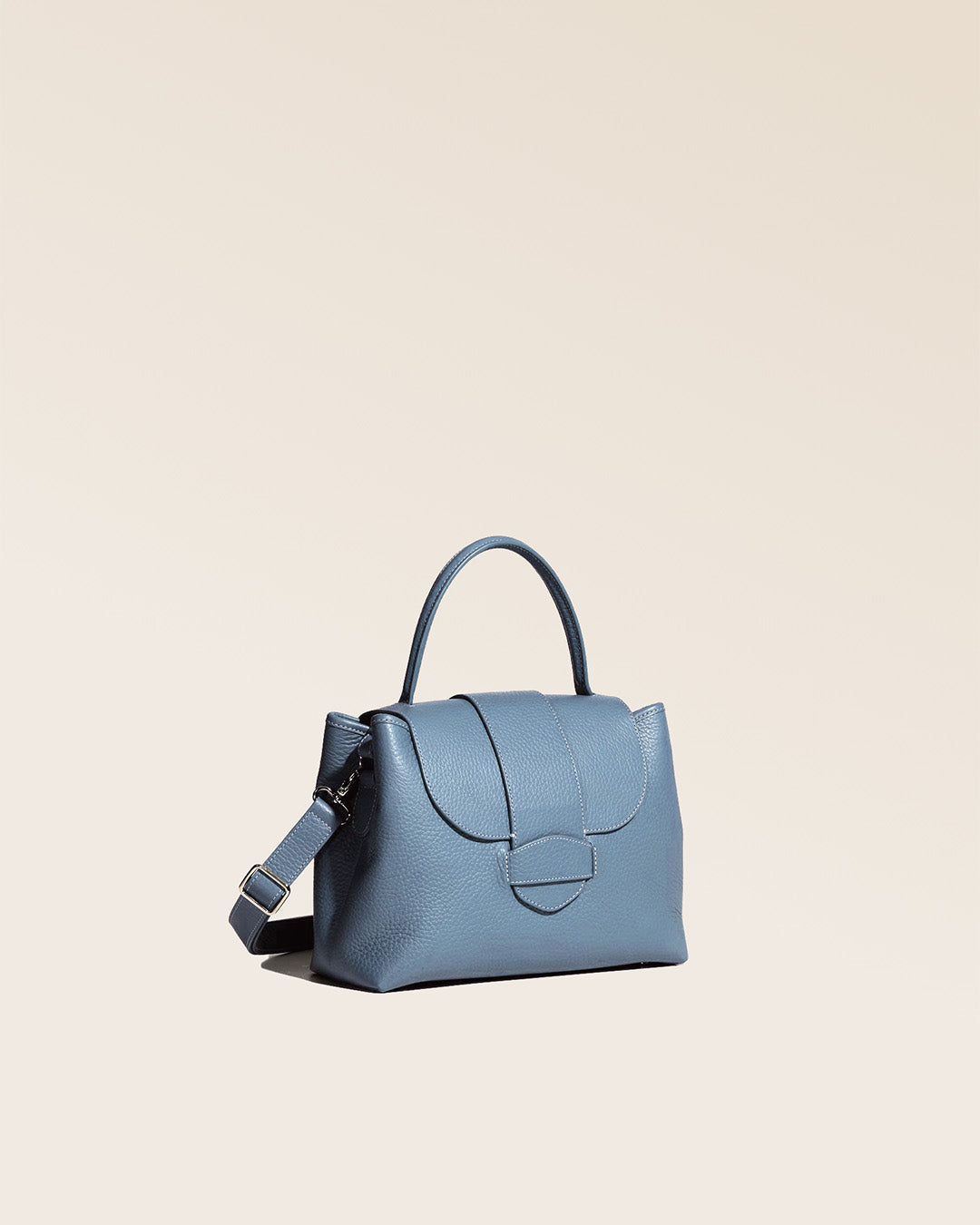 Notre sac Kimono en cuir façon vigogne bleu cobalt vu de quart en studio.