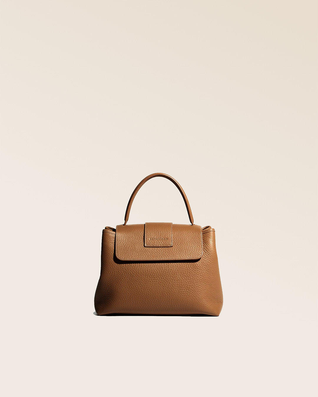 Notre sac Kimono en cuir façon vigogne fauve vu de dos.