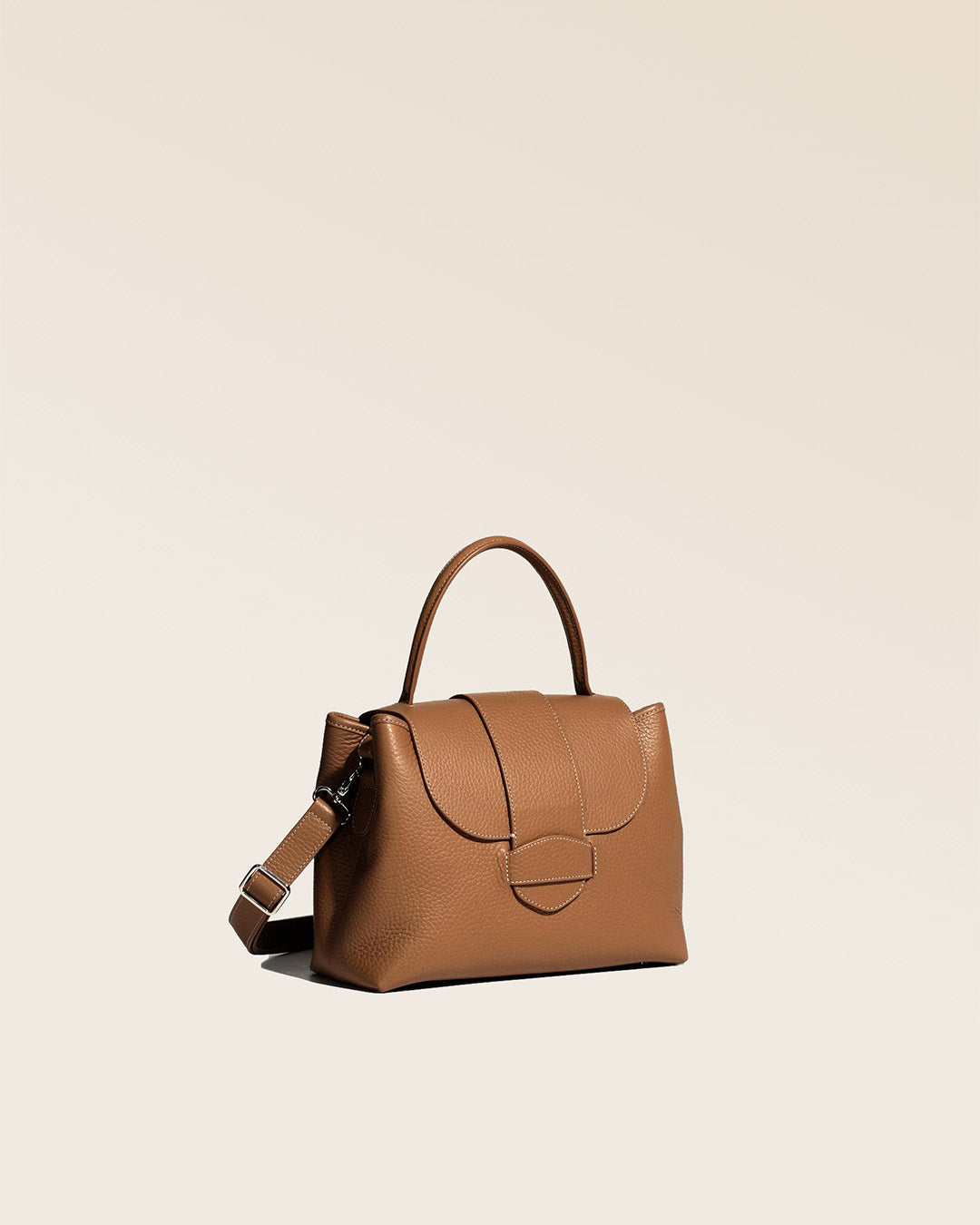 Notre sac Kimono en cuir façon vigogne fauve vu de quart.