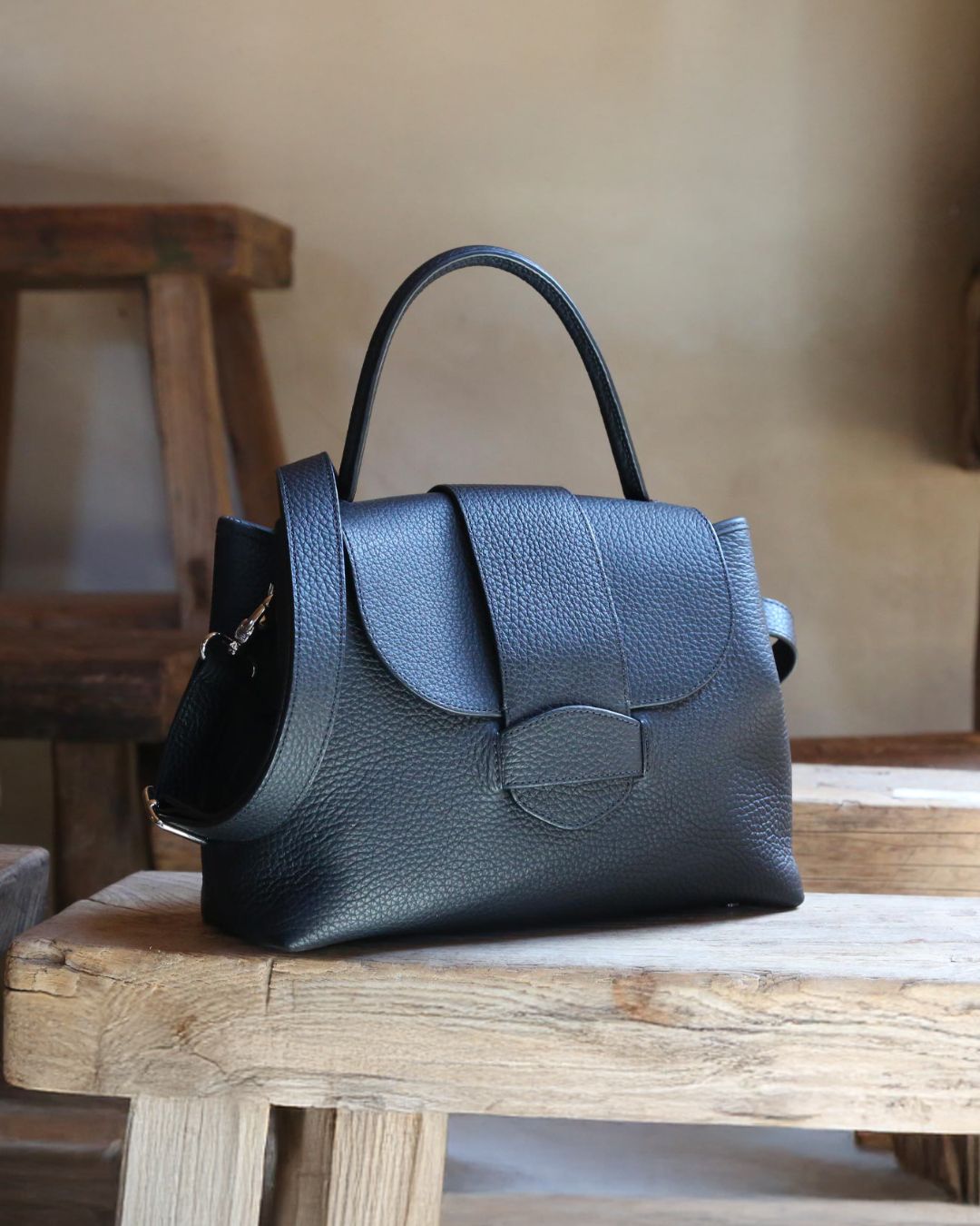 Notre sac Kimono en cuir façon vigogne noir vu de face en ambiance.