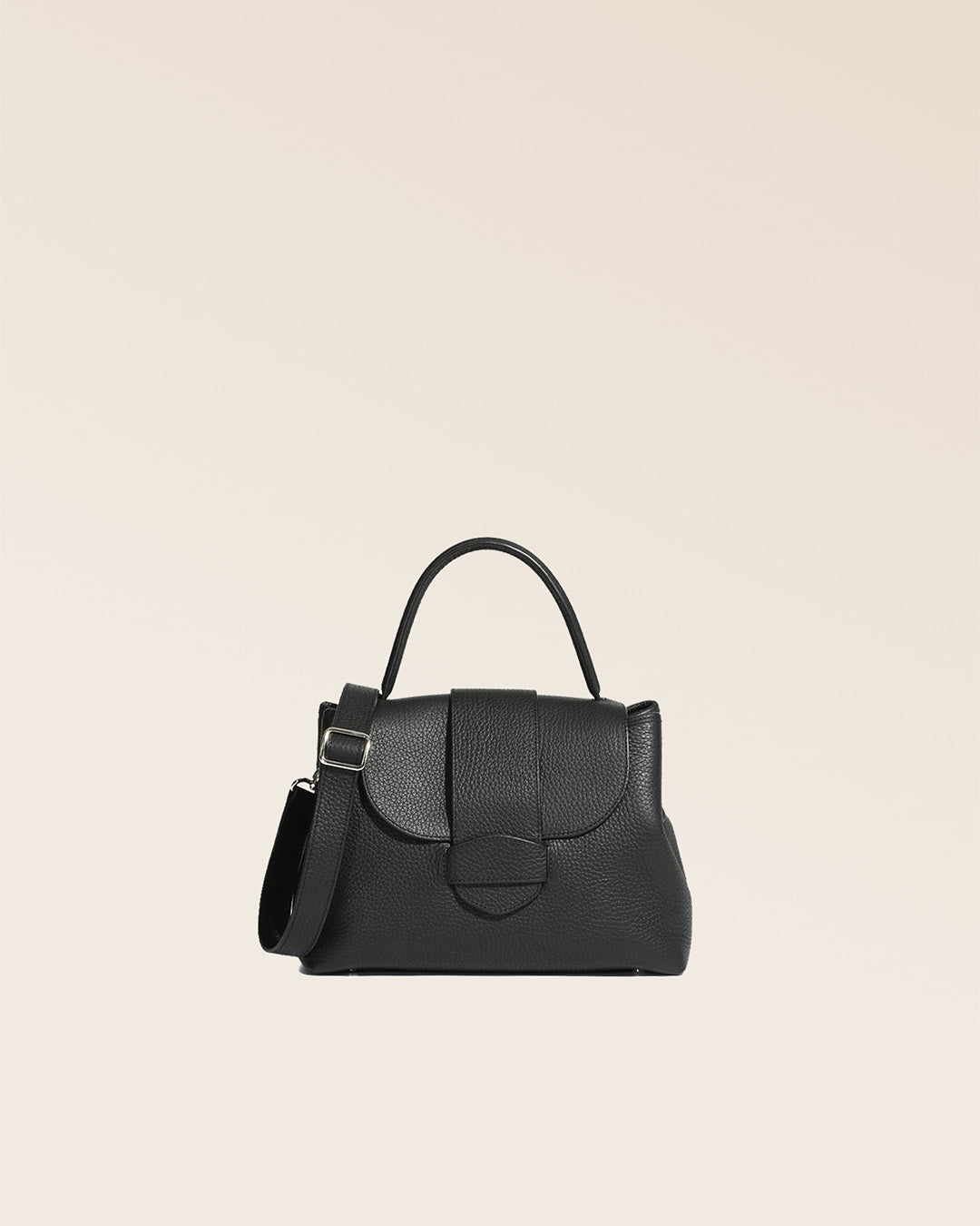 Notre sac Kimono en cuir façon vigogne noir vu de face en studio.
