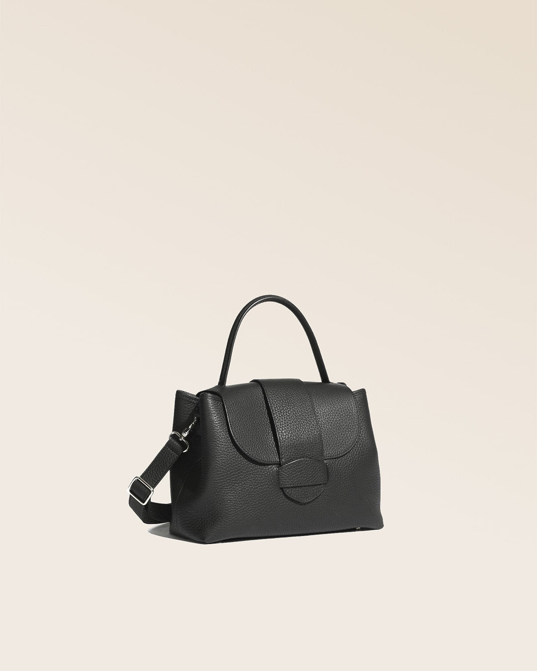 Notre sac Kimono en cuir façon vigogne noir vu de quart en studio.