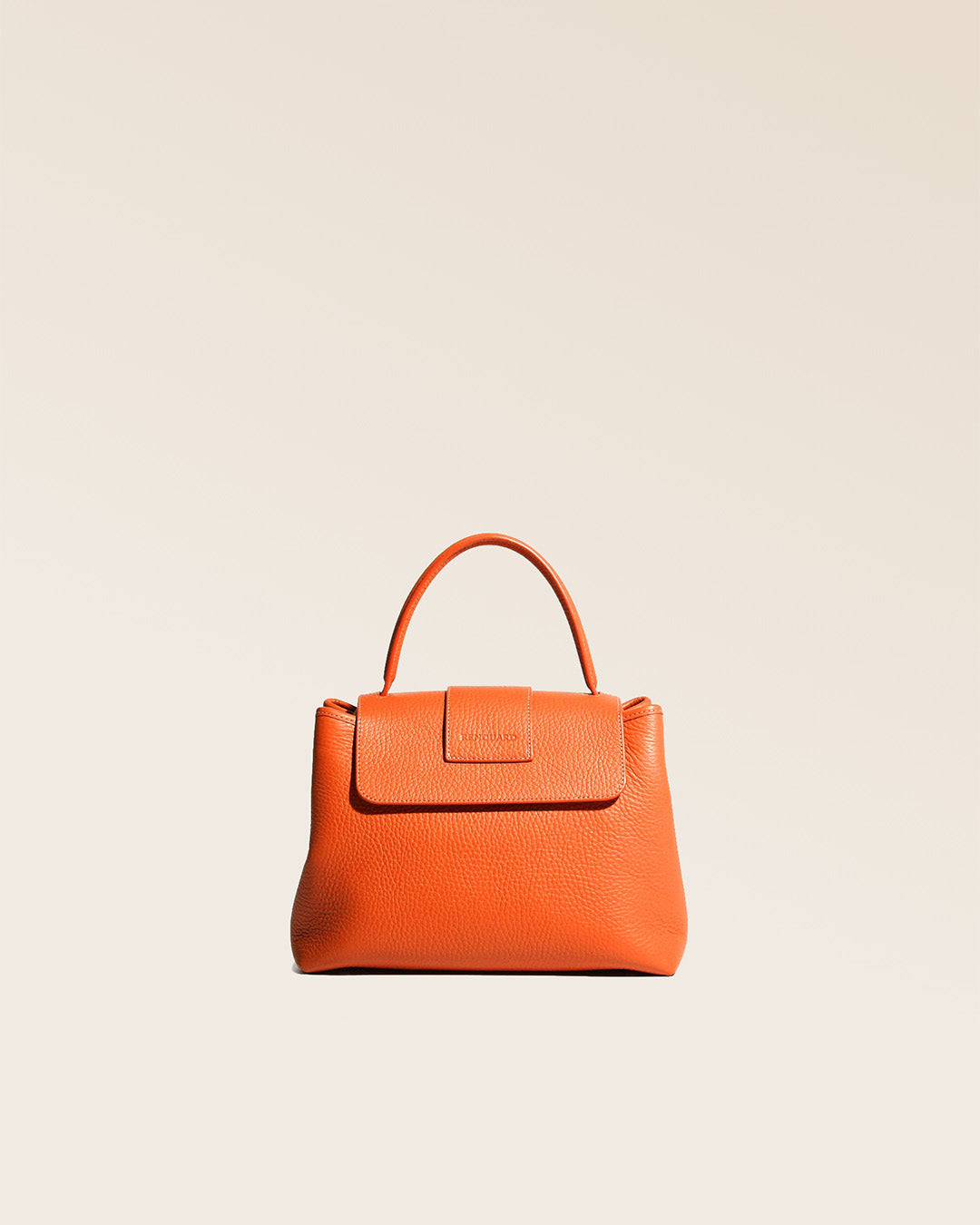 Notre sac Kimono en cuir façon vigogne orange vu de dos en studio.