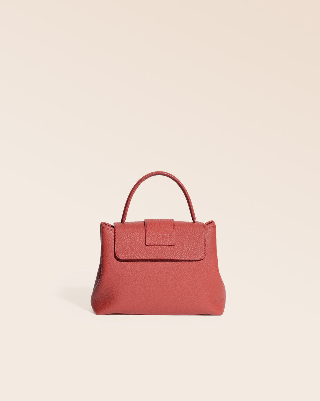 Notre sac Kimono en cuir façon vigogne terracotta vu de dos en studio.