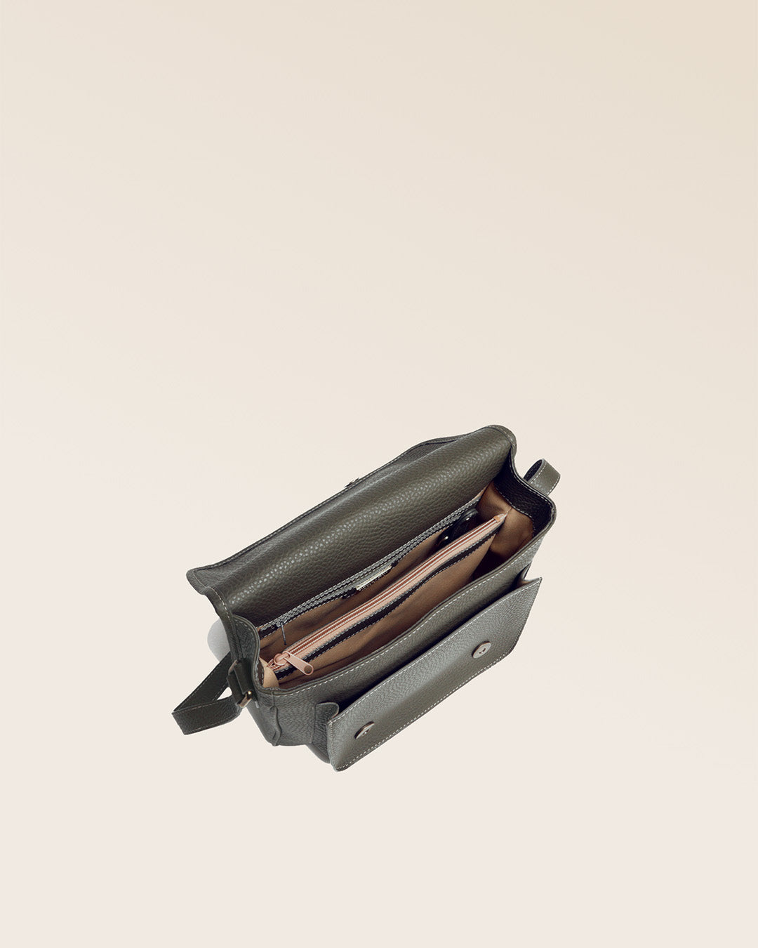 Notre sac Korrigan en cuir façon vigogne kaki vu de dessus.