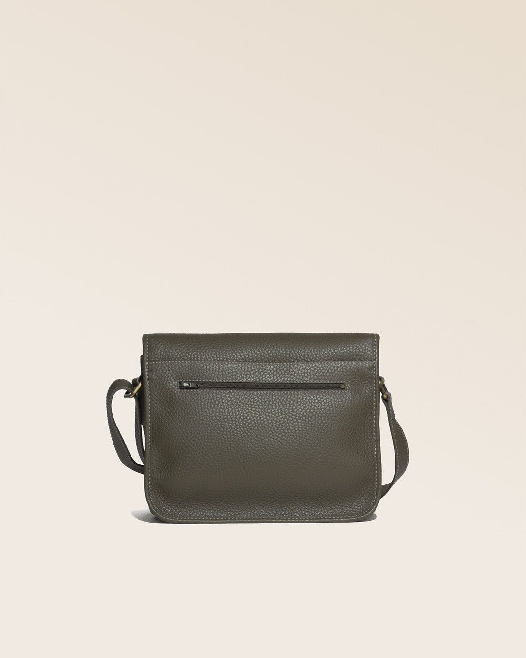 Notre sac Korrigan en cuir façon vigogne kaki vu de dos.
