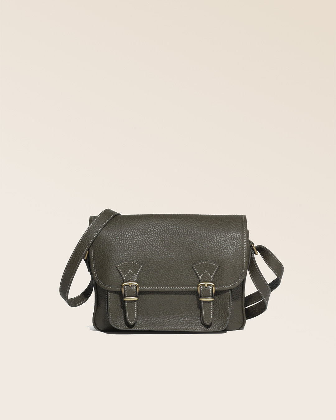 Notre sac Korrigan en cuir façon vigogne kaki vu de face.