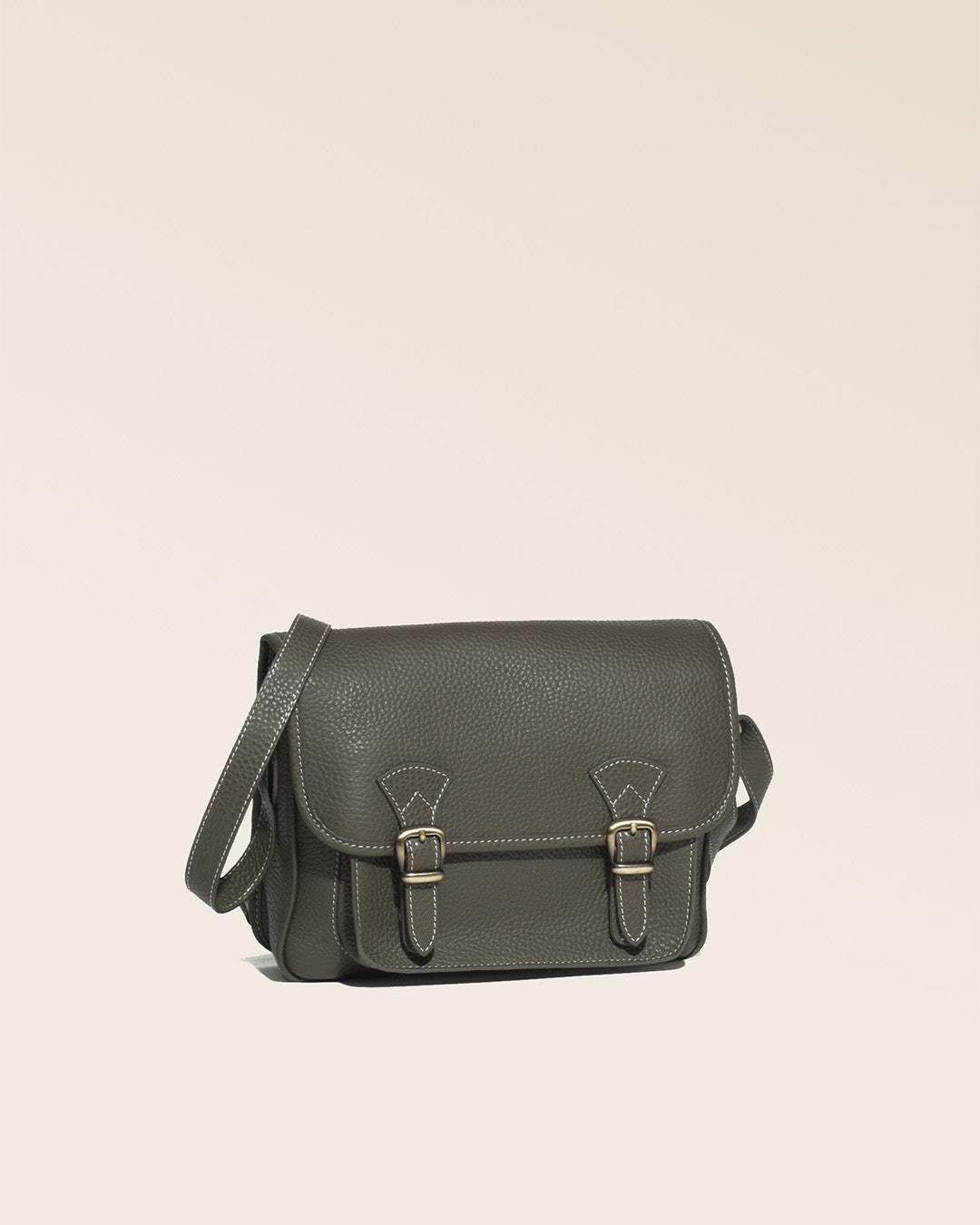 Notre sac Korrigan en cuir façon vigogne kaki vu de quart.