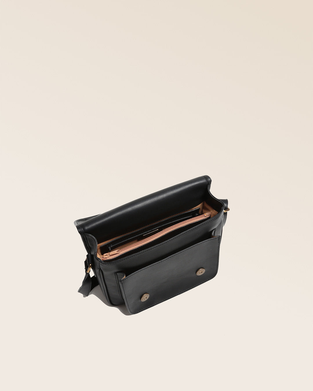 Notre sac Korrigan en cuir lisse noir vu de dessus.