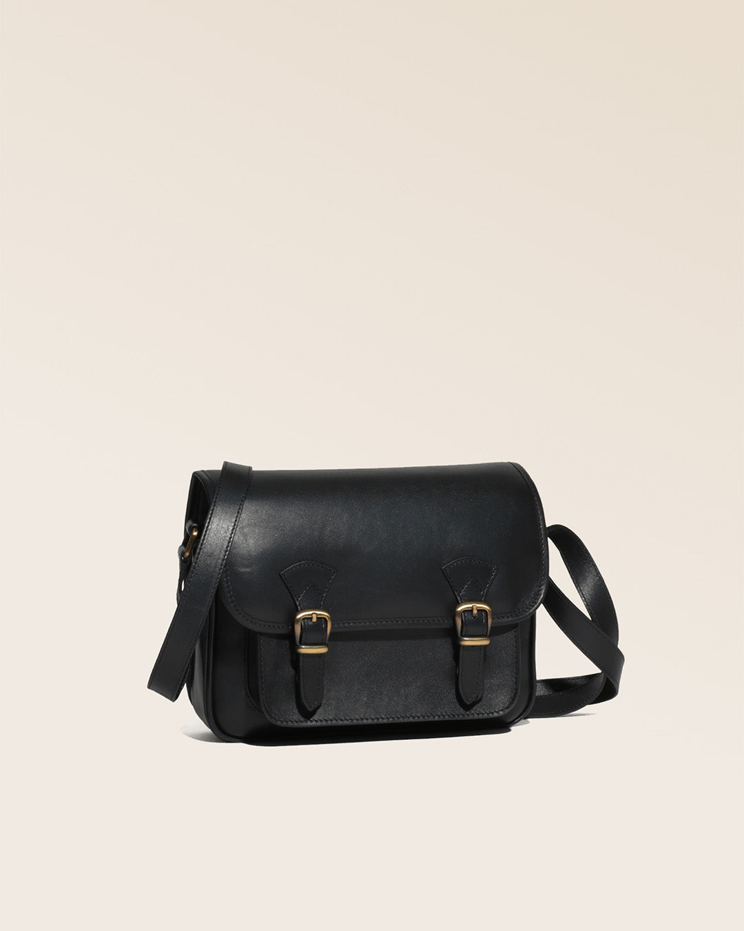Notre sac Korrigan en cuir lisse noir vu de quart.
