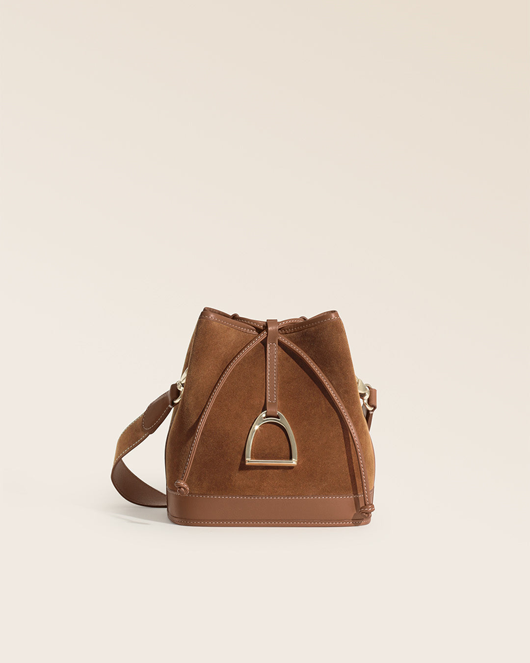 Notre sac Léandre Renouard en cuir veau velours noisette et cuir vintage camel, vu de face en studio.