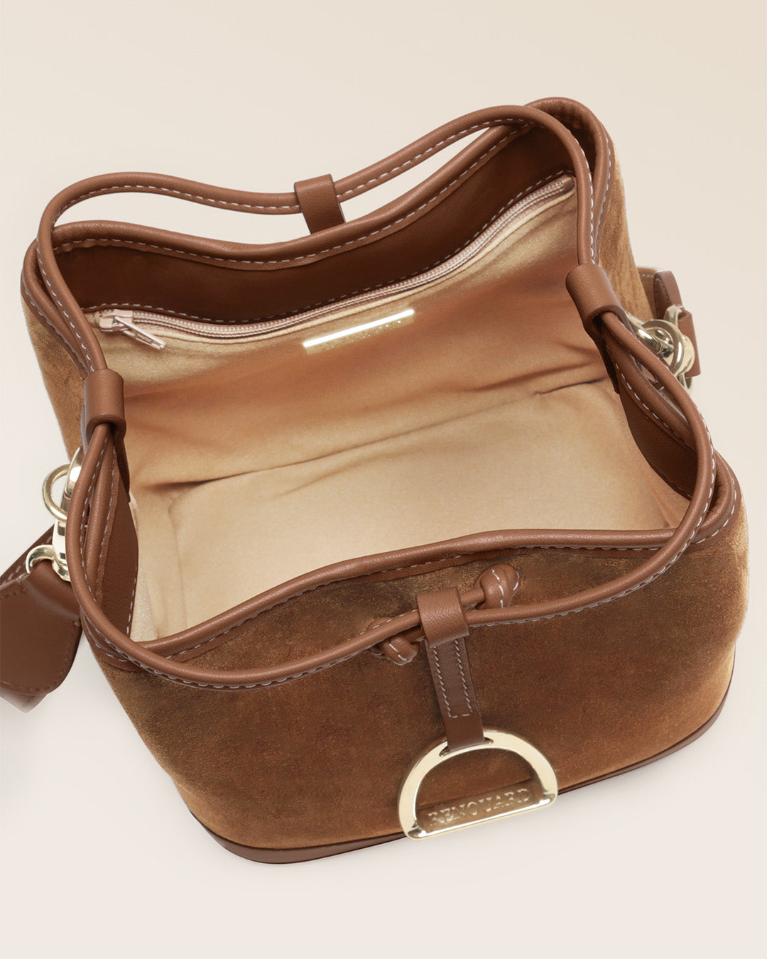 Notre sac Léandre Renouard en cuir veau velours noisette et cuir vintage camel, vu ouvert en studio.