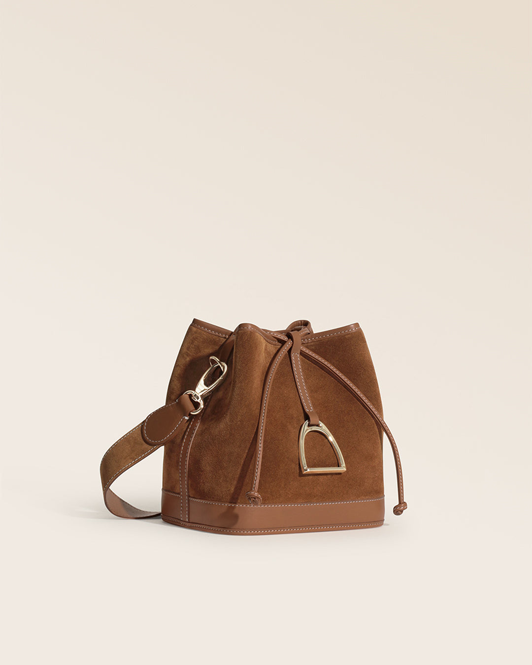 Notre sac Léandre Renouard en cuir veau velours noisette et cuir vintage camel, vu de quart en studio.
